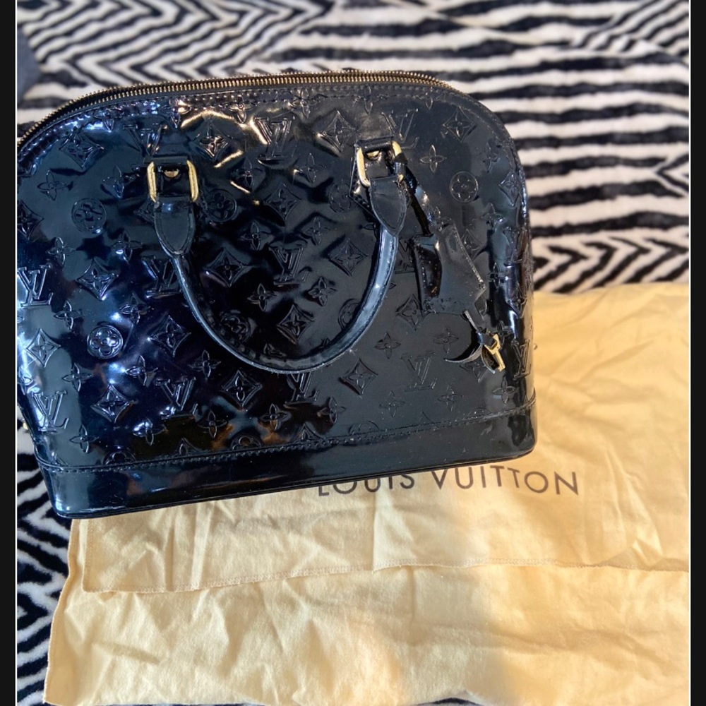 Louis Vuitton
Alma Black Monogram Vernis Pm Bag Satchel